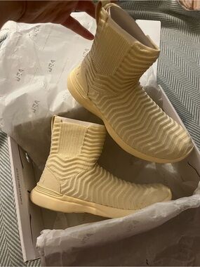 NIB w5.5 or y3: $350 APL Techloom Chelsea boot, Vanilla, Sz Women 5.5 or Youth 3